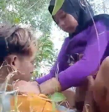 Abg Jilbab Pacaran Ngentot Di Semak-Semak