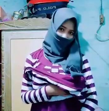 Aksi Nekad Cewe Jilbab Baju Belang Colmek