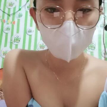 Anggun Cantik Berkacamata Live Baju Melorot