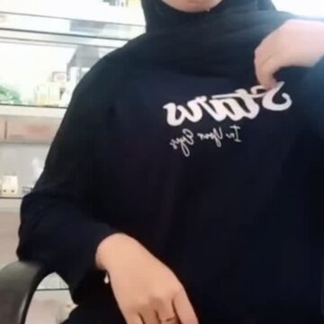 Cewek Jilbab Semok Ngangkang Sambil Jaga Toko