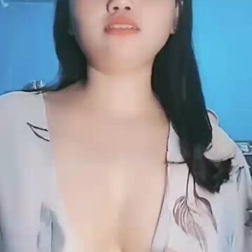 Falisja Live Show Belahan Dada Terbuka