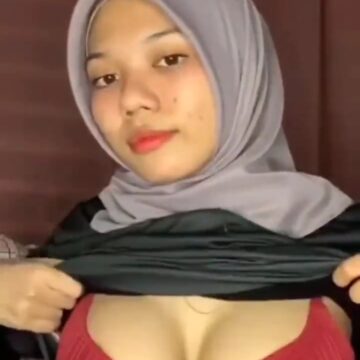 Ibu Rumah Tangga Hijab Nakal Buka Toketnya