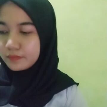 Lizza Jilbab Hitam Cantik Manis Pamer Uting