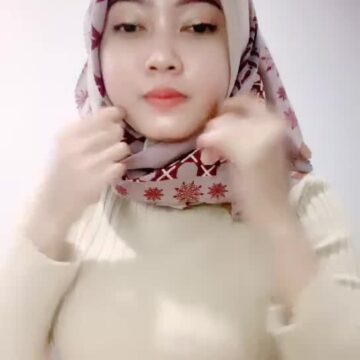 Nella Hijab Omek Klitoris Pink Sampai Basah