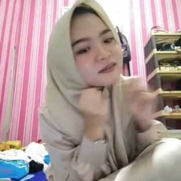 Neng Jilbab Cantik Bikin Sange Bugil Buka Baju