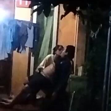 Ngintip Tetangga Lagi Selingkuh Depan Rumah