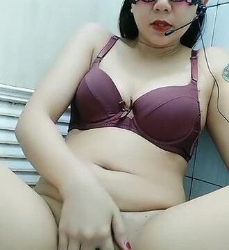 Tante Linzy Omek Memek Berjembut