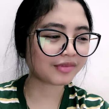 Yola Cantik Kacamata Mandi Pamer Memek