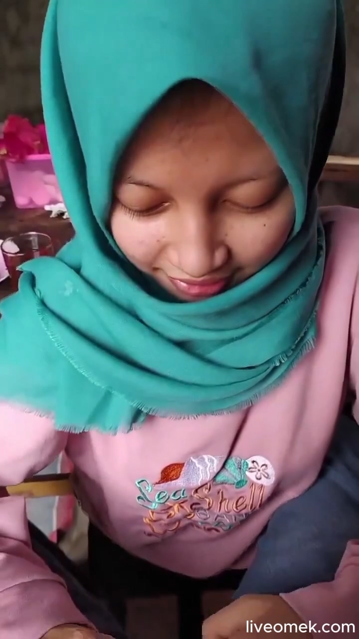 Dapet Yang Enak Diwarung Kopi Disepong Pelayan Hijab