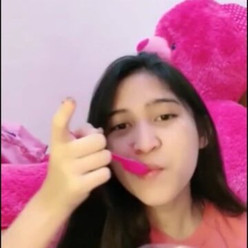 Si Cantik Makan Es Krim Lalu Bugil Omek