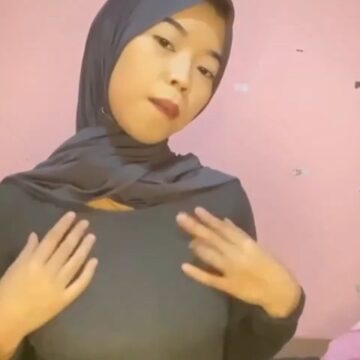 Celva Hijab Buka Baju Ganti Kostum Colmek