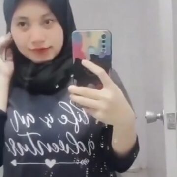 Teteh Ira Suka Narsis Berani Colmek Ngangkang